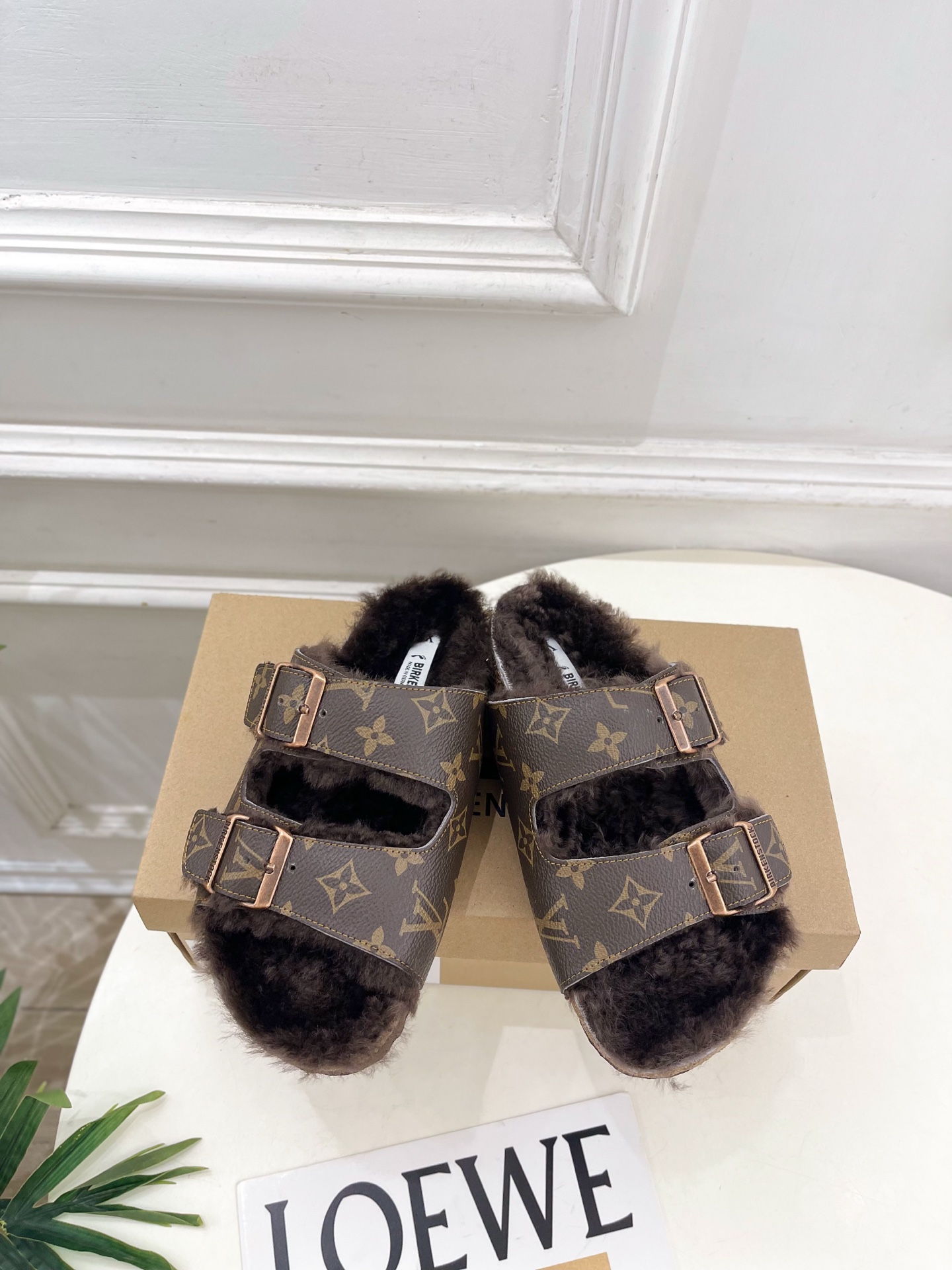 NO:922420,LV | Louis Vuitton 26 2026 early autumn new products, top version, the counter features the latest Louis Vuitton  Full of high-end feel!  A popular model among bloggers at home and abroad, it is retro, fashionable and looks great on your feet!  Official website main recommendation★ ━━━━━ t ━━━━━ Original specific cow embossing/presbyopia on the upper. Imported wool lining. Original open molded outsole. Shoe size: Women's size 35-39 (customized at 40.) Men's size 41-44 (customized at 45.46) Women's code, men's code  No. 2607002, slippers, birkenstock, louis vuitton, louis vuitton, louis vuitton, slippers19860909LV | 路易威登 26 2026早秋新品 顶级版本 专柜主打最新款 Louis Vuitton × BIRKENSTOCK联名合作款Boston勃肯双扣带毛毛拖鞋 硬货上新 BS代购级别！高级感十足！国内外博主刷爆的一款,复古又时髦上脚美炸了！官网主推款★ ━━━━━ t ━━━━━ 鞋面原版特定牛猄压花/老花 内里进口羊毛 大底原版开模大底 鞋码: 女码35-39（40.定制） 男码41-44（45.46定制） 女码、男码 编号2607002,拖鞋,birkenstock,louis vuitton,louis vuitton,louis vuitton,slippers,Women's Shoes