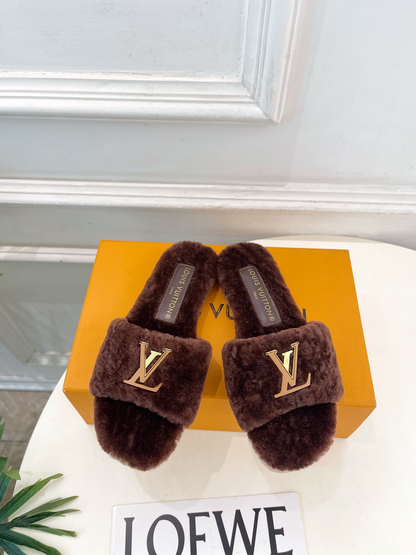 NO:922415,LV | Louis Vuitton 26 2026 early autumn new products. The top version is the same as the original version. The counter focuses on the latest LV hemp rope-soled furry flat slippers. New hard goods. BS purchasing level!  Full of high-end feel!  A popular model among bloggers at home and abroad, it is retro, fashionable and looks great on your feet!  The official website's main recommendation★ ━━━━━t ━━━━━ Original high-custom wool upper, imported wool lining, original custom-made non-slip outsole, high flat heel, shoe size: 35-39 (40.41 customization is not returnable) No. 2607002, slippers, louis vuitton, louis  vuitton,slippers19860909LV | 路易威登 26 2026早秋新品 顶级版本原版一致 专柜主打最新款 LV 麻绳底毛毛平底拖鞋 硬货上新 BS代购级别！高级感十足！国内外博主刷爆的一款,复古又时髦上脚美炸了！官网主推款★ ━━━━━ t ━━━━━ 鞋面原版高定制羊毛 内里进口羊毛里 大底原版定制防滑大底 跟高平底 鞋码: 35-39（40.41定制不退换） 编号2607002,拖鞋,louis vuitton,louis vuitton,slippers,Women's Shoes