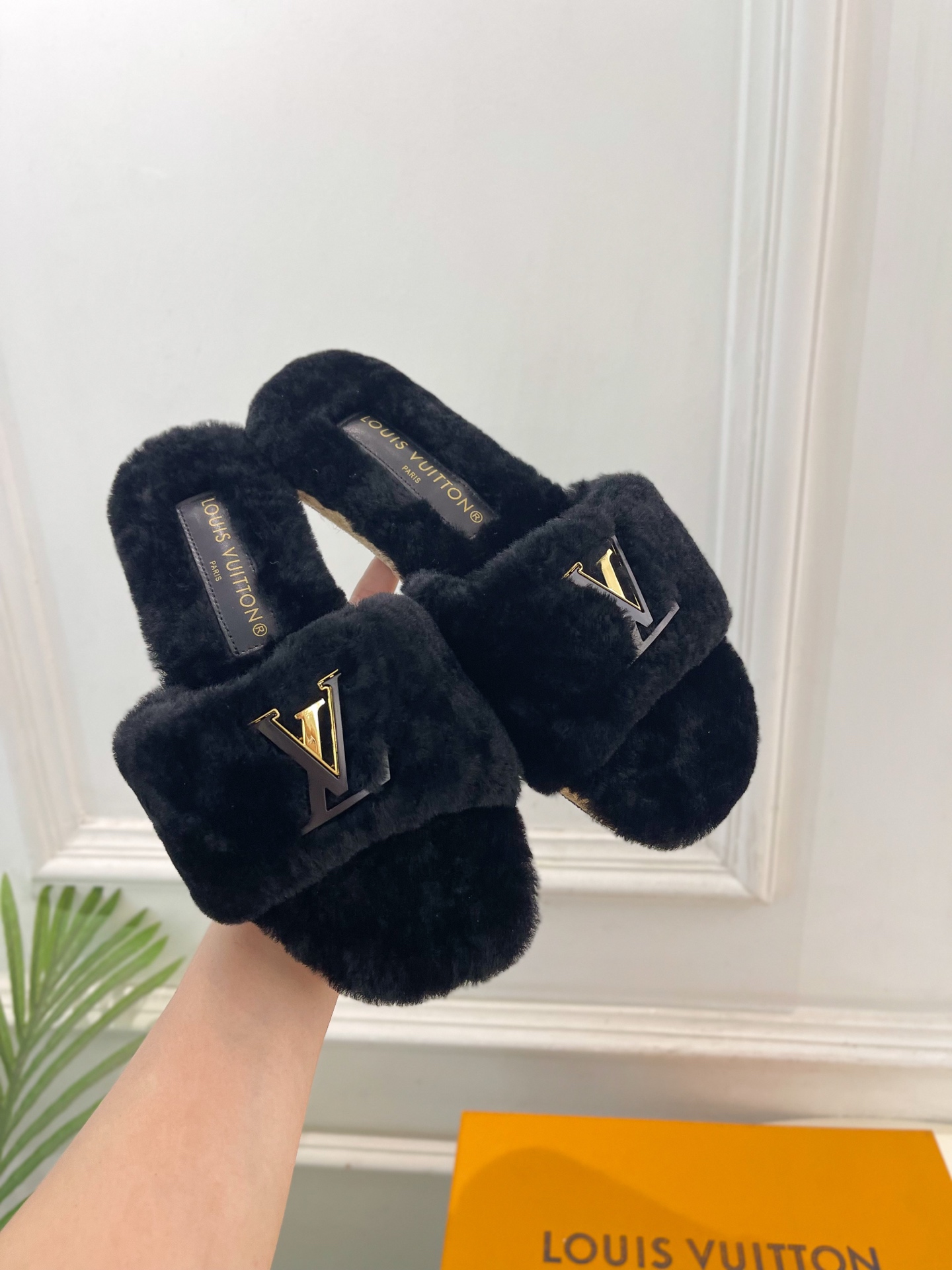 LV | 路易威登 26𝐬𝐬 🧡💚2026早秋新品 顶级版本‼️原版一致 专柜主打最新款 LV 麻绳底毛毛平底拖鞋 LV | 路易威登 26𝐬𝐬 🧡💚2026早秋新品 顶级版本‼️原版一致 专柜主打最新款 LV 麻绳底毛毛平底拖鞋