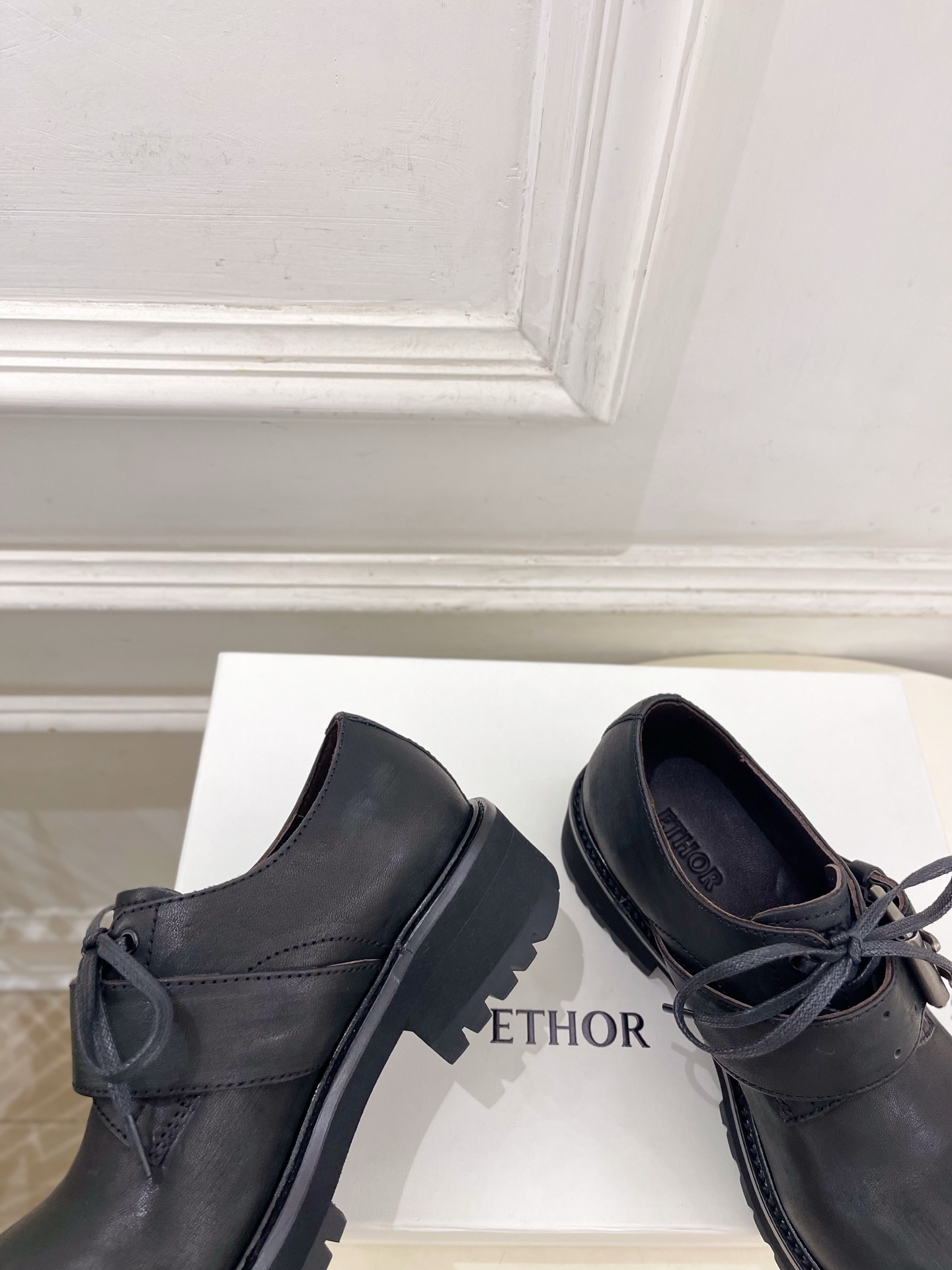 ETHOR 2026秋冬新品复古做旧皮带扣大头厚底德比鞋 ————————— 作为这两年最受欢迎的设计师牌,设计简单、细 ETHOR 2026秋冬新品复古做旧皮带扣大头厚底德比鞋 ————————— 作为这两年最受欢迎的设计师牌,设计简单、细
