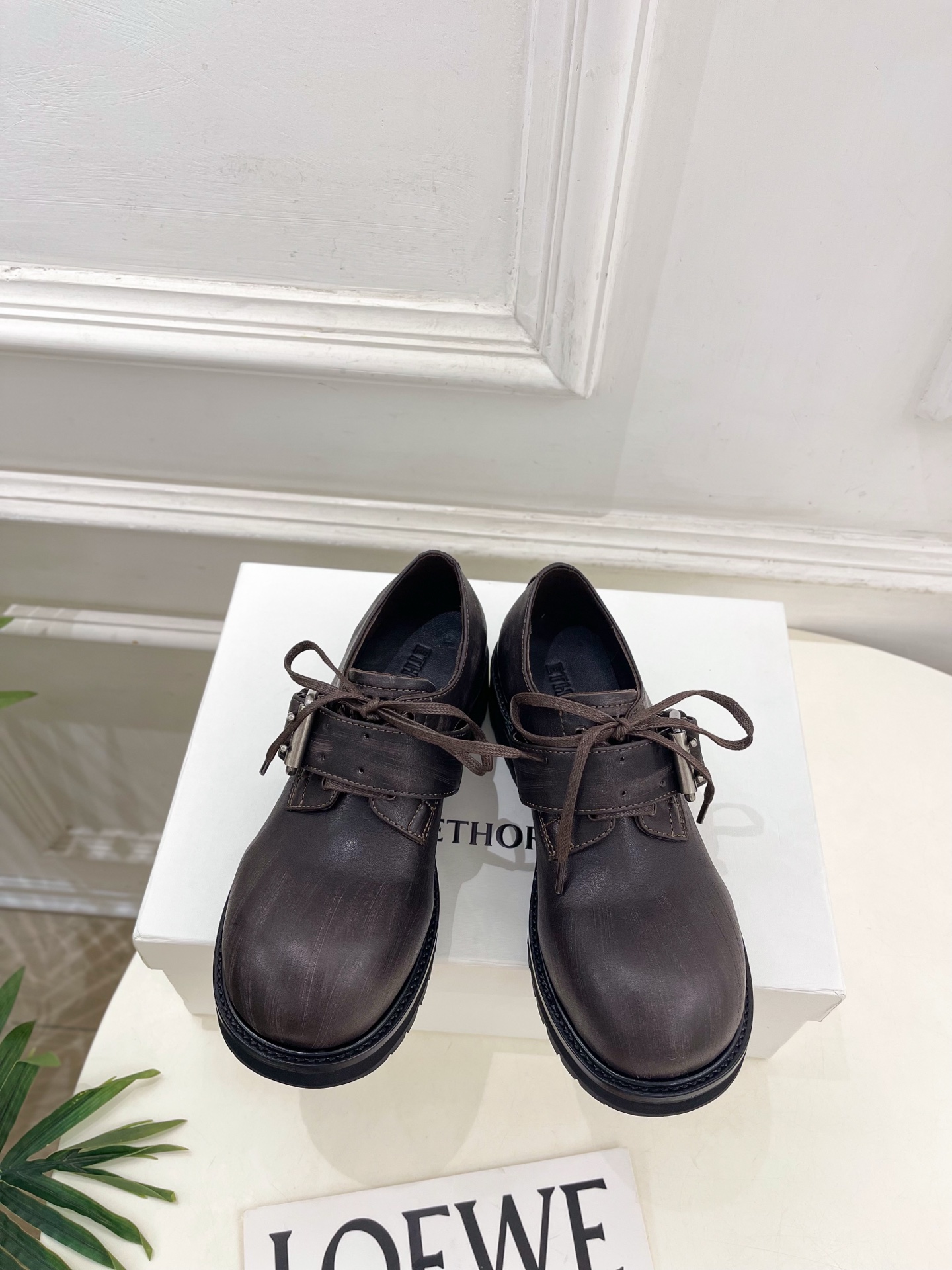 NO:922405,ETHOR 2026 new autumn and winter retro distressed belt buckle big toe thick-soled derby shoes ———————— As the most popular designer brand in the past two years, the design is simple, the details are clever, fresh and refined!  If you don’t want to hit the streets with random styles, you can check out this brand. It’s relatively niche but is so easy to match. You can see this brand everywhere on Instagram and Xiaohongshu!  BS original version customized one to one!  Original specific cowhide for the upper, original lambskin lining, original molded custom outsole, heel height 4.5cm, size 35-39 (40.41 custom-made, non-returnable) No. 2607045, loafers, loafers, cowhide, sheepskin19860909ETHOR 2026秋冬新品复古做旧皮带扣大头厚底德比鞋 ————————— 作为这两年最受欢迎的设计师牌,设计简单、细节巧妙、清新脱俗！ 不想满大街撞款的可以看看这个品牌,比较小众却又是那么好搭配,ins、小红书随处可见这个品牌的身影 ！BS原版一比一定制！ 鞋面原版特定牛皮 内里原版小羊皮 大底原版开模定制大底 跟高4.5cm 码数35-39(40.41订做不退换） 编号2607045,乐福鞋,loafers,cowhide,sheepskin,Women's Shoes