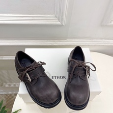 ETHOR 2026秋冬新品复古做旧皮带扣大头厚底德比鞋 ————————— 作为这两年最受欢迎的设计师牌,设计简单、细 ETHOR 2026秋冬新品复古做旧皮带扣大头厚底德比鞋 ————————— 作为这两年最受欢迎的设计师牌,设计简单、细