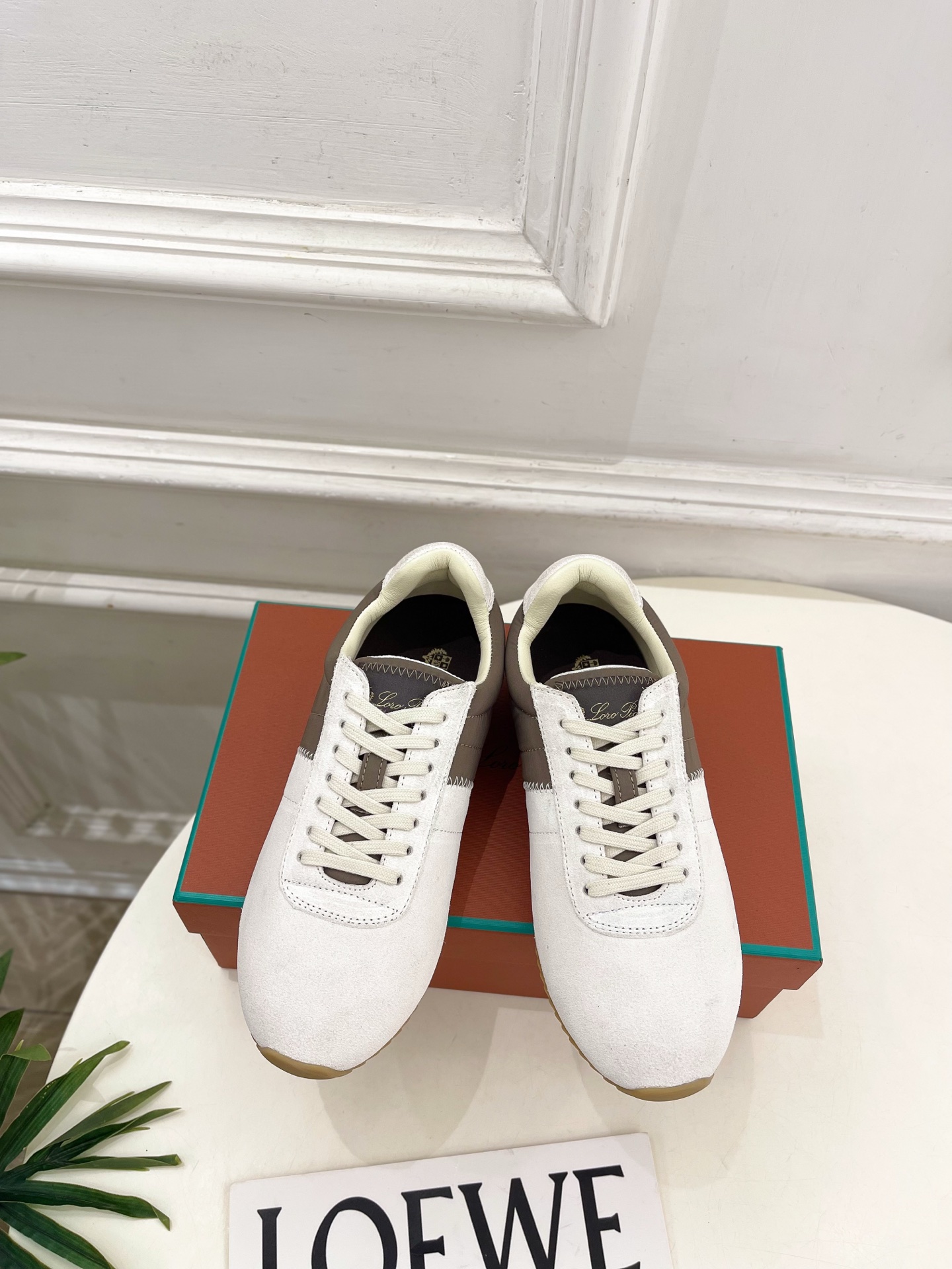 NO:922399,Loro Piana is a purchasing agent for 2026 spring and summer new products. Classic retro casual sports shoes ————————— LP is Italy’s top luxury brand. Low-key luxury design is consistent with solid colors. Simple, clever details, fresh and refined!  If you don’t want to hit the streets, you can check out this brand, Instagram, and Xiaohongshu. You can see this brand everywhere!  BS original one-to-one customization, original specific cashmere leather upper, imported sheepskin lining, original custom-made non-slip outsole, high flat heel, size female 35-39 (40.41 customized, non-refundable), male 39-44 (45.46 customized, non-refundable), women's style, men's style, No. 2607045, casual shoes/sports shoes, loro piana, loro piana, sneakers, sheepskin19860909Loro Piana 乐悠翩雅 代购级别2026春夏新品 经典复古休闲运动鞋 ————————— LP是意大利顶级奢侈品牌 低调奢华 设计都是一贯纯色系 简单、细节巧妙、清新脱俗！ 不想满大街撞款的可以看看这个品牌、ins、小红书随处可见这个品牌的身影！BS原版一比一定制 鞋面原版特定羊绒皮 内里进口羊皮里   大底原版定制防滑大底 跟高平底 码数女35-39（40.41定制不退换） 男39-44（45.46定制不退换） 女款 男款 编号2607045,休闲鞋/运动鞋,loro piana,loro piana,sneakers,sheepskin,Women's Shoes