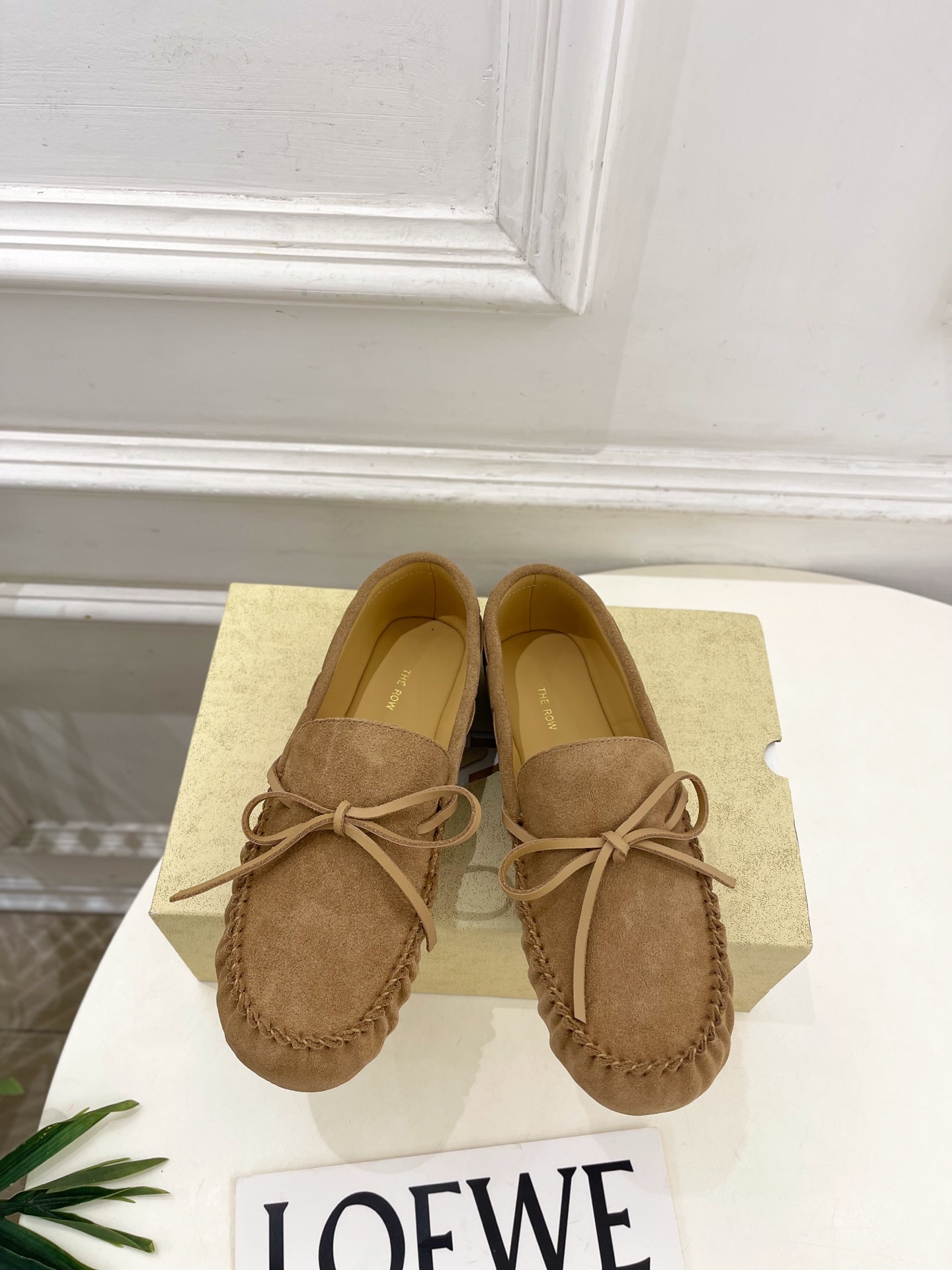 NO:922455,The row’s 2026 spring and summer new product, retro bow pleated slip-on loafers ————————— As the most popular designer brand in the past two years, the design is simple, the details are clever, fresh and refined!  If you don’t want to hit the streets with random styles, you can check out this brand. It’s relatively niche but is so easy to match. You can see this brand everywhere on Instagram and Xiaohongshu!  BS original version customized one to one!  Original specific sheepskin upper, imported hybrid sheepskin lining, original molded non-slip outsole, high flat heel, code number 35~39 (40.41 custom made, non-refundable) No. 2607045, loafers, sheepskin, sheep19860909The row 2026春夏新品 复古蝴蝶结褶皱一脚蹬乐福鞋 ————————— 作为这两年最受欢迎的设计师牌,设计简单、细节巧妙、清新脱俗！ 不想满大街撞款的可以看看这个品牌,比较小众却又是那么好搭配,ins、小红书随处可见这个品牌的身影 ！BS原版一比一定制！ 鞋面原版特定羊猄皮 内里进口混种羊皮 大底原版开模防滑大底 跟高平底 码数35~39(40.41订做不退换） 编号2607045,乐福鞋,loafers,sheepskin,sheep,Women's Shoes