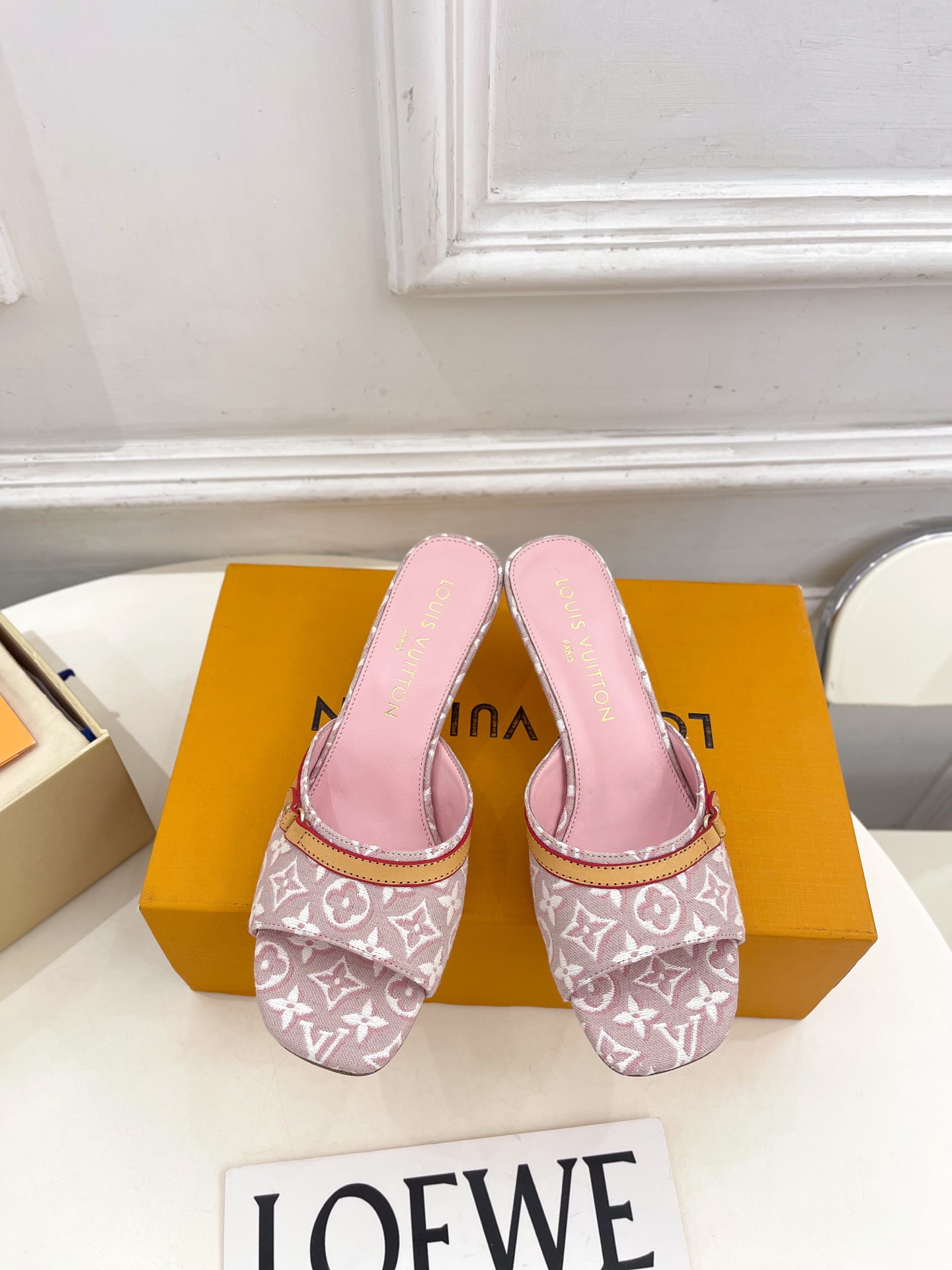 NO:925736,LV | Louis Vuitton 26 2026 spring and summer new models. The top version is the same as the original version. The counter focuses on the latest model LV 6AM jacquard fabric kitten heel slippers. New hard goods. BS purchasing level!  Full of high-end feel!  A popular model among bloggers at home and abroad, it is retro, fashionable and looks great on your feet!  Official website main recommendation★ ━━━━━t ━━━━━ Highly customized jacquard upper, imported sheepskin lining, original Italian leather outsole, heel height 5cm / 10cm, shoe size: 35-39 (34, 40, 41, 42 customized) No. 2607007, high heels and slippers, louis  vuitton,louis vuitton,high heels,slippers,sheepskin,Leather soles19860909LV | 路易威登 26 2026春夏新款 顶级版本原版一致 专柜主打最新款 LV 6AM 提花织物小猫跟拖鞋 硬货上新 BS代购级别！高级感十足！国内外博主刷爆的一款,复古又时髦上脚美炸了！官网主推款★ ━━━━━ t ━━━━━ 鞋面高定制提花织物 内里进口羊皮里 大底原版意大利真皮大底 跟高 5cm / 10cm 鞋码: 35-39（34、40、41、42定制） 编号2607007,高跟鞋拖鞋,louis vuitton,louis vuitton,high heels,slippers,sheepskin,Leather soles,Women's Shoes