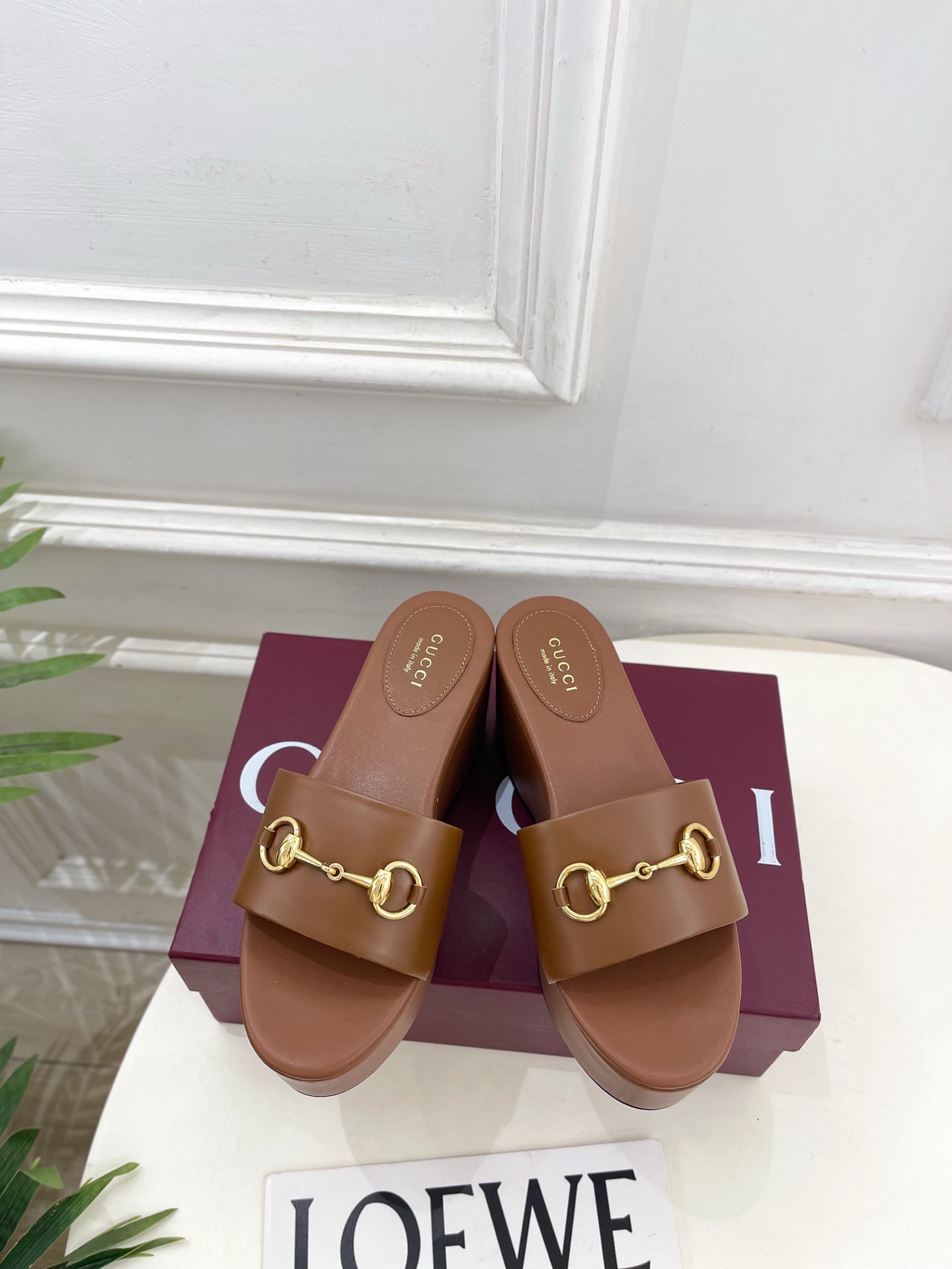 NO:925726,Gucci | Gucci 26 G’s main series is finally released, and the products are worth looking forward to!  Original classics create new designs 2026 spring and summer new products Presbyopia horsebit thick-soled platform slippers Purchasing agent level!  Full of high-end feel!  A favorite among bloggers at home and abroad, it is retro and fashionable, easy to wear and looks great on your feet!  BS official website mainly recommends, new colors are constantly updated ━━━━━t ━━━━━ Highly customized upper with imported GG canvas/calfskin Lining: imported sheepskin lining Outsole Italian imported genuine leather outsole Heel height 8cm/front platform 6cm Shoe size: 35-39 (40.41. can be customized)  No. 2607045, slippers, gucci, gucci, gucci, slippers, cowhide, sheepskin, Leather soles19860909Gucci | 古驰 26  G家 主打系列终于面世,狠货值得期待！原有的经典 创造新设计 2026春夏新品 老花马衔扣厚底松糕拖鞋 代购级别！高级感十足！国内外博主刷爆的一款,复古又时髦 穿搭简便 上脚美炸了！BS官网主推,新色持续更新 ━━━━━ t ━━━━━ 鞋面高定制进口GG帆布/小牛皮  内里: 进口羊皮里 大底意大利进口真皮大底 跟高8cm/前水台6cm 鞋码: 35-39（40.41.可定制）  编号2607045,拖鞋,gucci,gucci,gucci,slippers,cowhide,sheepskin,Leather soles,Women's Shoes