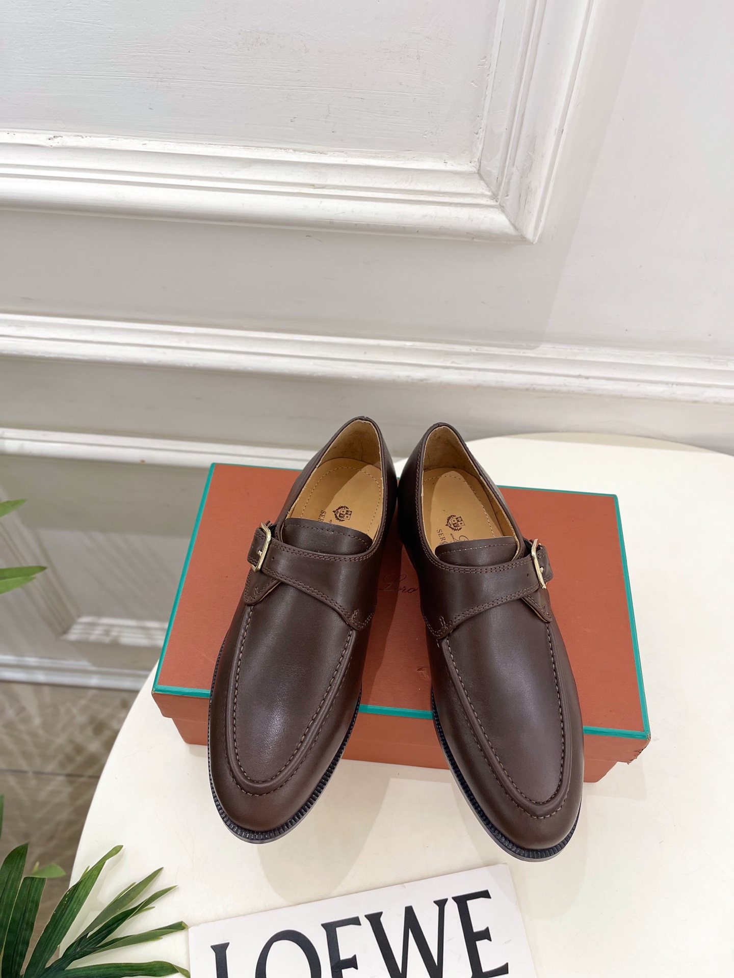 NO:925718,Loro Piana Purchasing agent level 2026 new retro British style belt buckle couple leather shoes ————————— LP is Italy’s top luxury brand, low-key luxury, and the designs are all consistent solid colors, simple, clever details, fresh and refined!  If you don’t want to hit the streets, you can check out this brand, Instagram, and Xiaohongshu. You can see this brand everywhere!  BS original one-to-one customization, original specific cowhide upper, imported sheepskin lining, original cowhide outsole, high flat heel, size women's 35-39 (40.41 customized, non-refundable), male 39-44 (45.46 customized, non-refundable), women's style, men's style, No. 2607045, loafers, loro piana, loro piana, loafers, cowhide, sheepskin19860909Loro Piana 乐悠翩雅 代购级别2026新品复古英伦风皮带扣情侣款皮鞋 ————————— LP是意大利顶级奢侈品牌 低调奢华 设计都是一贯纯色系 简单、细节巧妙、清新脱俗！ 不想满大街撞款的可以看看这个品牌、ins、小红书随处可见这个品牌的身影！BS原版一比一定制 鞋面原版特定牛皮 内里进口羊皮里   大底原版牛皮大底 跟高平底 码数女35-39（40.41定制不退换） 男39-44（45.46定制不退换） 女款 男款 编号2607045,乐福鞋,loro piana,loro piana,loafers,cowhide,sheepskin,Women's Shoes