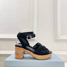 PRADA 普拉达 26𝐬𝐬 🌈2026春夏新品 专柜走秀款 经典三角标镂空编织粗跟凉鞋 系列〰 ◽鞋面:原版高定制 PRADA 普拉达 26𝐬𝐬 🌈2026春夏新品 专柜走秀款 经典三角标镂空编织粗跟凉鞋 系列〰 ◽鞋面:原版高定制