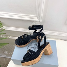PRADA 普拉达 26𝐬𝐬 🌈2026春夏新品 专柜走秀款 经典三角标镂空编织粗跟凉鞋 系列〰 ◽鞋面:原版高定制 PRADA 普拉达 26𝐬𝐬 🌈2026春夏新品 专柜走秀款 经典三角标镂空编织粗跟凉鞋 系列〰 ◽鞋面:原版高定制
