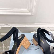 PRADA 普拉达 26𝐬𝐬 🌈2026春夏新品 专柜走秀款 经典三角标镂空编织粗跟凉鞋 系列〰 ◽鞋面:原版高定制 PRADA 普拉达 26𝐬𝐬 🌈2026春夏新品 专柜走秀款 经典三角标镂空编织粗跟凉鞋 系列〰 ◽鞋面:原版高定制