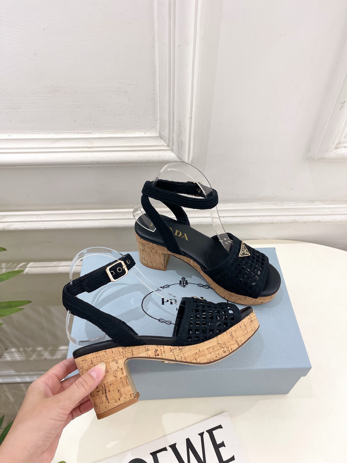 PRADA 普拉达 26𝐬𝐬 🌈2026春夏新品 专柜走秀款 经典三角标镂空编织粗跟凉鞋 系列〰 ◽鞋面:原版高定制 PRADA 普拉达 26𝐬𝐬 🌈2026春夏新品 专柜走秀款 经典三角标镂空编织粗跟凉鞋 系列〰 ◽鞋面:原版高定制