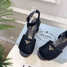 PRADA 普拉达 26𝐬𝐬 🌈2026春夏新品 专柜走秀款 经典三角标镂空编织粗跟凉鞋 系列〰 ◽鞋面:原版高定制 PRADA 普拉达 26𝐬𝐬 🌈2026春夏新品 专柜走秀款 经典三角标镂空编织粗跟凉鞋 系列〰 ◽鞋面:原版高定制