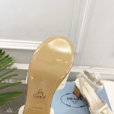 PRADA 普拉达 26𝐬𝐬 🌈2026春夏新品 专柜走秀款 经典三角标镂空编织粗跟凉鞋 系列〰 ◽鞋面:原版高定制 PRADA 普拉达 26𝐬𝐬 🌈2026春夏新品 专柜走秀款 经典三角标镂空编织粗跟凉鞋 系列〰 ◽鞋面:原版高定制