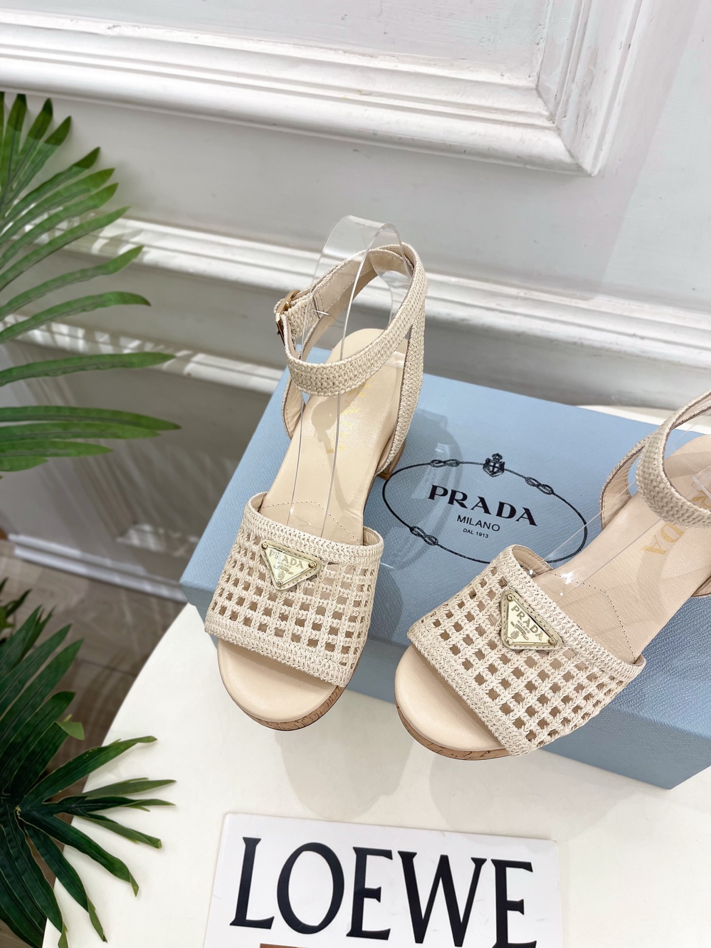 PRADA 普拉达 26𝐬𝐬 🌈2026春夏新品 专柜走秀款 经典三角标镂空编织粗跟凉鞋 系列〰 ◽鞋面:原版高定制 PRADA 普拉达 26𝐬𝐬 🌈2026春夏新品 专柜走秀款 经典三角标镂空编织粗跟凉鞋 系列〰 ◽鞋面:原版高定制