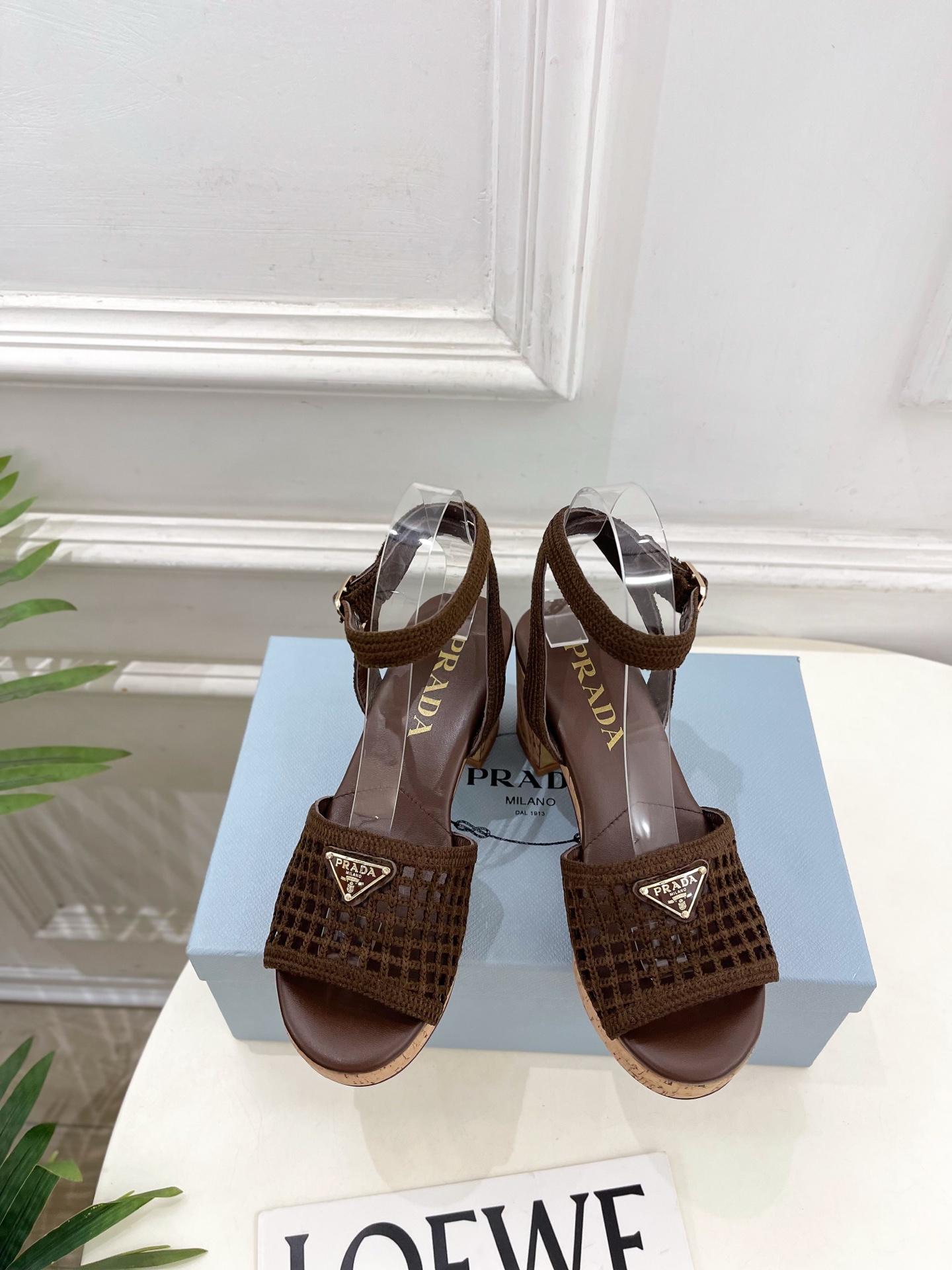 NO:925706,PRADA 26 2026 spring and summer new products, counter catwalk style, classic triangle logo hollow woven thick heel sandals series, original high-customized fabric for the upper, imported water-dyed sheepskin lining, original imported genuine leather outsole, heel height 7cm/front platform 2.5cm, shoe size: 35-39 (40, 41 custom-made, non-refundable)  No. 2607045, high heels sandals, prada, prada, sandals, high heels, sheepskin, Leather soles19860909PRADA 普拉达 26 2026春夏新品 专柜走秀款 经典三角标镂空编织粗跟凉鞋 系列 鞋面原版高定制面料 内里进口水染羊皮  大底原版进口真皮大底 跟高7cm/前水台2.5cm 鞋码:35-39（40、41定做不退换）  编号2607045,高跟鞋凉鞋,prada,prada,sandals,high heels,sheepskin,Leather soles,Women's Shoes