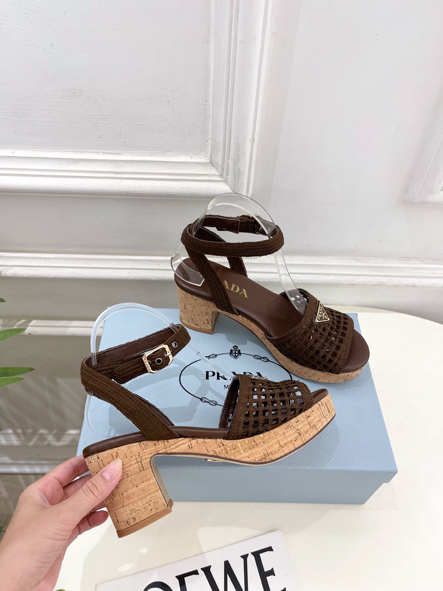 PRADA 普拉达 26𝐬𝐬 🌈2026春夏新品 专柜走秀款 经典三角标镂空编织粗跟凉鞋 系列〰 ◽鞋面:原版高定制 PRADA 普拉达 26𝐬𝐬 🌈2026春夏新品 专柜走秀款 经典三角标镂空编织粗跟凉鞋 系列〰 ◽鞋面:原版高定制