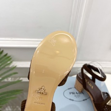 PRADA 普拉达 26𝐬𝐬 🌈2026春夏新品 专柜走秀款 经典三角标镂空编织粗跟凉鞋 系列〰 ◽鞋面:原版高定制 PRADA 普拉达 26𝐬𝐬 🌈2026春夏新品 专柜走秀款 经典三角标镂空编织粗跟凉鞋 系列〰 ◽鞋面:原版高定制