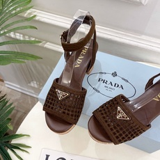 PRADA 普拉达 26𝐬𝐬 🌈2026春夏新品 专柜走秀款 经典三角标镂空编织粗跟凉鞋 系列〰 ◽鞋面:原版高定制 PRADA 普拉达 26𝐬𝐬 🌈2026春夏新品 专柜走秀款 经典三角标镂空编织粗跟凉鞋 系列〰 ◽鞋面:原版高定制