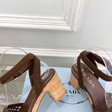 PRADA 普拉达 26𝐬𝐬 🌈2026春夏新品 专柜走秀款 经典三角标镂空编织粗跟凉鞋 系列〰 ◽鞋面:原版高定制 PRADA 普拉达 26𝐬𝐬 🌈2026春夏新品 专柜走秀款 经典三角标镂空编织粗跟凉鞋 系列〰 ◽鞋面:原版高定制