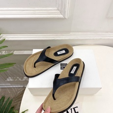 Toteme 2026春夏新品 复古极简夹脚人字拖鞋 ————————— 作为这两年最受欢迎的设计师牌,设计简单、细节巧 Toteme 2026春夏新品 复古极简夹脚人字拖鞋 ————————— 作为这两年最受欢迎的设计师牌,设计简单、细节巧