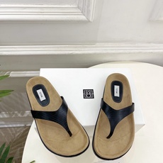 Toteme 2026春夏新品 复古极简夹脚人字拖鞋 ————————— 作为这两年最受欢迎的设计师牌,设计简单、细节巧 Toteme 2026春夏新品 复古极简夹脚人字拖鞋 ————————— 作为这两年最受欢迎的设计师牌,设计简单、细节巧