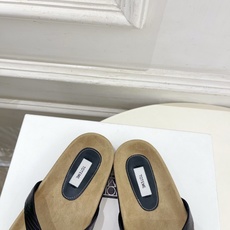 Toteme 2026春夏新品 复古极简夹脚人字拖鞋 ————————— 作为这两年最受欢迎的设计师牌,设计简单、细节巧 Toteme 2026春夏新品 复古极简夹脚人字拖鞋 ————————— 作为这两年最受欢迎的设计师牌,设计简单、细节巧