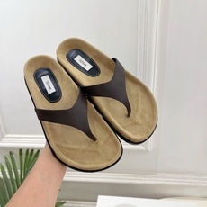Toteme 2026春夏新品 复古极简夹脚人字拖鞋 ————————— 作为这两年最受欢迎的设计师牌,设计简单、细节巧 Toteme 2026春夏新品 复古极简夹脚人字拖鞋 ————————— 作为这两年最受欢迎的设计师牌,设计简单、细节巧
