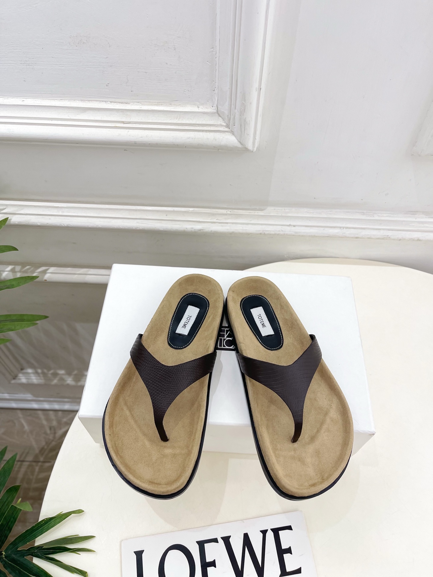 NO:925696,Toteme 2026 spring and summer new product retro minimalist flip-flops ————————— As the most popular designer brand in the past two years, the design is simple, the details are clever, fresh and refined!  If you don’t want to hit the streets with random styles, you can check out this brand. It’s relatively niche but is so easy to match. You can see this brand everywhere on Instagram and Xiaohongshu!  BS original version customized one to one!  Original specific cowhide for the upper, imported lambskin lining, original molded non-slip outsole, high flat heel, code number 35-39 (40.41 custom made, non-returnable) No. 7045, split-toe shoes, slippers, cowhide, sheepskin19860909Toteme 2026春夏新品 复古极简夹脚人字拖鞋 ————————— 作为这两年最受欢迎的设计师牌,设计简单、细节巧妙、清新脱俗！ 不想满大街撞款的可以看看这个品牌,比较小众却又是那么好搭配,ins、小红书随处可见这个品牌的身影 ！BS原版一比一定制！ 鞋面原版特定牛皮 内里进口小羊皮 大底原版开模防滑大底 跟高平底 码数35-39(40.41订做不退换） 编号7045,分趾鞋,slippers,cowhide,sheepskin,Women's Shoes