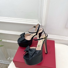 Valentino 华伦天奴 26𝐬𝐬 2026春夏新品 VT蝴蝶结防水台高跟凉鞋 上新☑️ ———————————— Valentino 华伦天奴 26𝐬𝐬 2026春夏新品 VT蝴蝶结防水台高跟凉鞋 上新☑️ ————————————