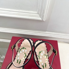 Valentino 华伦天奴 26𝐬𝐬 2026春夏新品 VT蝴蝶结防水台高跟凉鞋 上新☑️ ———————————— Valentino 华伦天奴 26𝐬𝐬 2026春夏新品 VT蝴蝶结防水台高跟凉鞋 上新☑️ ————————————
