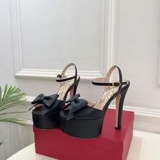 Valentino 华伦天奴 26𝐬𝐬 2026春夏新品 VT蝴蝶结防水台高跟凉鞋 上新☑️ ———————————— Valentino 华伦天奴 26𝐬𝐬 2026春夏新品 VT蝴蝶结防水台高跟凉鞋 上新☑️ ————————————