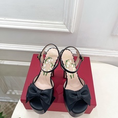 Valentino 华伦天奴 26𝐬𝐬 2026春夏新品 VT蝴蝶结防水台高跟凉鞋 上新☑️ ———————————— Valentino 华伦天奴 26𝐬𝐬 2026春夏新品 VT蝴蝶结防水台高跟凉鞋 上新☑️ ————————————