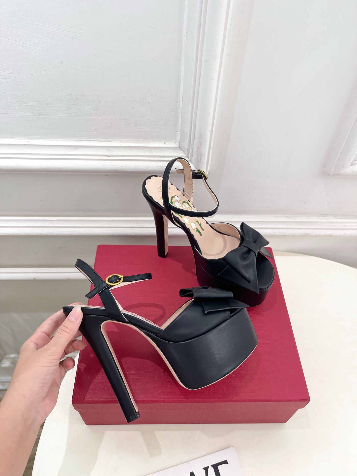 Valentino 华伦天奴 26𝐬𝐬 2026春夏新品 VT蝴蝶结防水台高跟凉鞋 上新☑️ ———————————— Valentino 华伦天奴 26𝐬𝐬 2026春夏新品 VT蝴蝶结防水台高跟凉鞋 上新☑️ ————————————