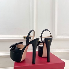 Valentino 华伦天奴 26𝐬𝐬 2026春夏新品 VT蝴蝶结防水台高跟凉鞋 上新☑️ ———————————— Valentino 华伦天奴 26𝐬𝐬 2026春夏新品 VT蝴蝶结防水台高跟凉鞋 上新☑️ ————————————