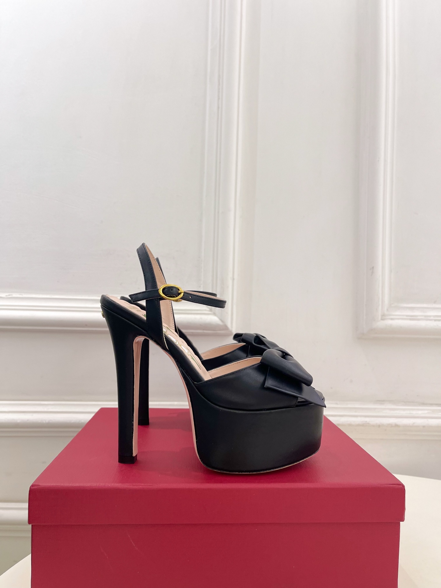 Valentino 华伦天奴 26𝐬𝐬 2026春夏新品 VT蝴蝶结防水台高跟凉鞋 上新☑️ ———————————— Valentino 华伦天奴 26𝐬𝐬 2026春夏新品 VT蝴蝶结防水台高跟凉鞋 上新☑️ ————————————