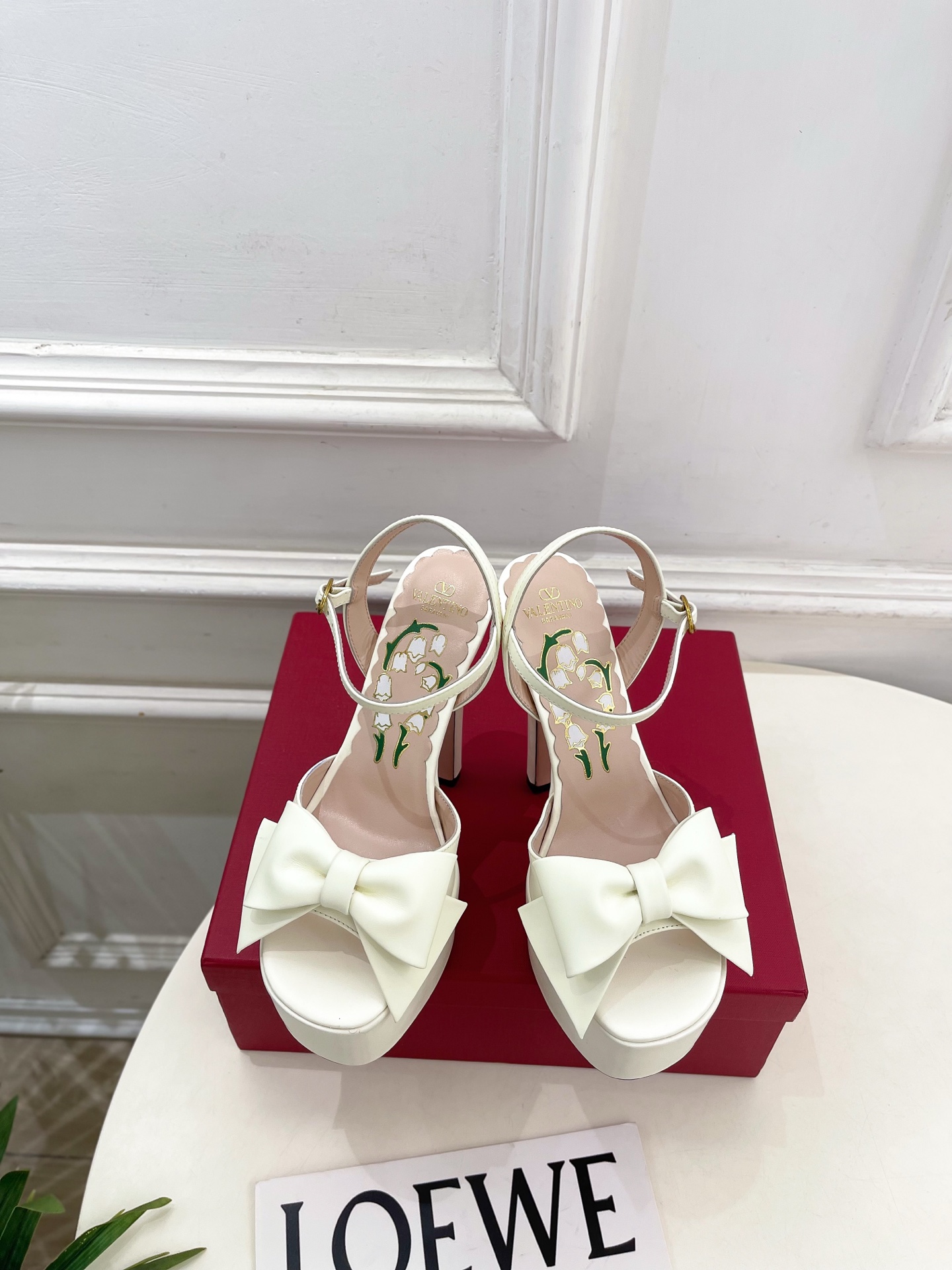 Valentino 华伦天奴 26𝐬𝐬 2026春夏新品 VT蝴蝶结防水台高跟凉鞋 上新☑️ ———————————— Valentino 华伦天奴 26𝐬𝐬 2026春夏新品 VT蝴蝶结防水台高跟凉鞋 上新☑️ ————————————