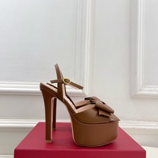 Valentino 华伦天奴 26𝐬𝐬 2026春夏新品 VT蝴蝶结防水台高跟凉鞋 上新☑️ ———————————— Valentino 华伦天奴 26𝐬𝐬 2026春夏新品 VT蝴蝶结防水台高跟凉鞋 上新☑️ ————————————