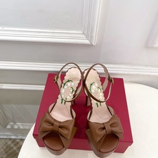 Valentino 华伦天奴 26𝐬𝐬 2026春夏新品 VT蝴蝶结防水台高跟凉鞋 上新☑️ ———————————— Valentino 华伦天奴 26𝐬𝐬 2026春夏新品 VT蝴蝶结防水台高跟凉鞋 上新☑️ ————————————