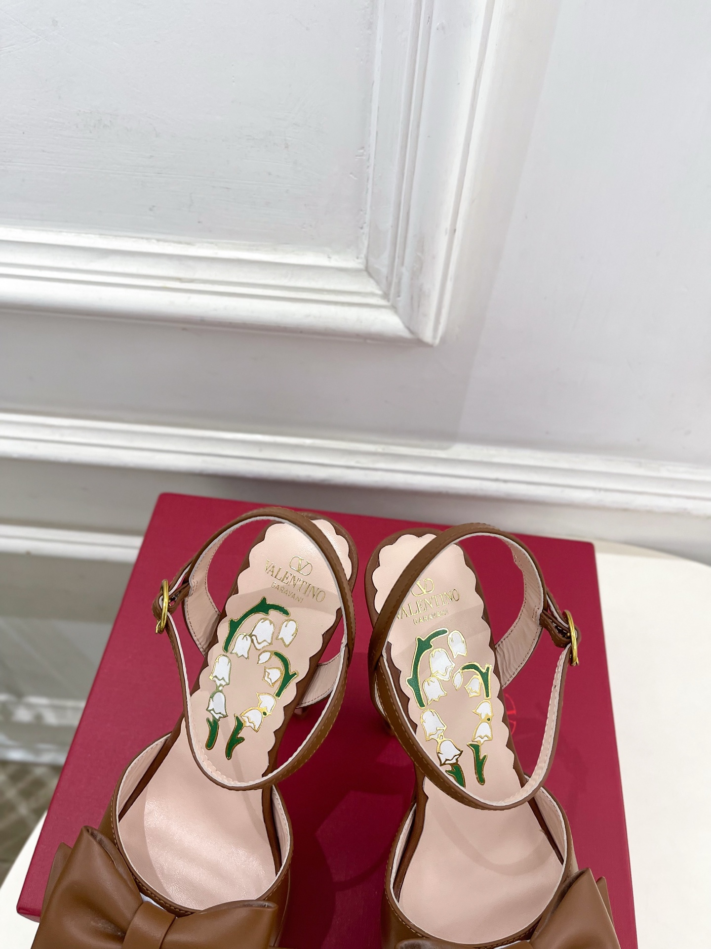 Valentino 华伦天奴 26𝐬𝐬 2026春夏新品 VT蝴蝶结防水台高跟凉鞋 上新☑️ ———————————— Valentino 华伦天奴 26𝐬𝐬 2026春夏新品 VT蝴蝶结防水台高跟凉鞋 上新☑️ ————————————