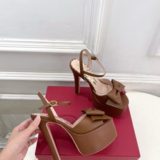 Valentino 华伦天奴 26𝐬𝐬 2026春夏新品 VT蝴蝶结防水台高跟凉鞋 上新☑️ ———————————— Valentino 华伦天奴 26𝐬𝐬 2026春夏新品 VT蝴蝶结防水台高跟凉鞋 上新☑️ ————————————