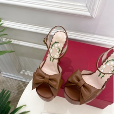 Valentino 华伦天奴 26𝐬𝐬 2026春夏新品 VT蝴蝶结防水台高跟凉鞋 上新☑️ ———————————— Valentino 华伦天奴 26𝐬𝐬 2026春夏新品 VT蝴蝶结防水台高跟凉鞋 上新☑️ ————————————