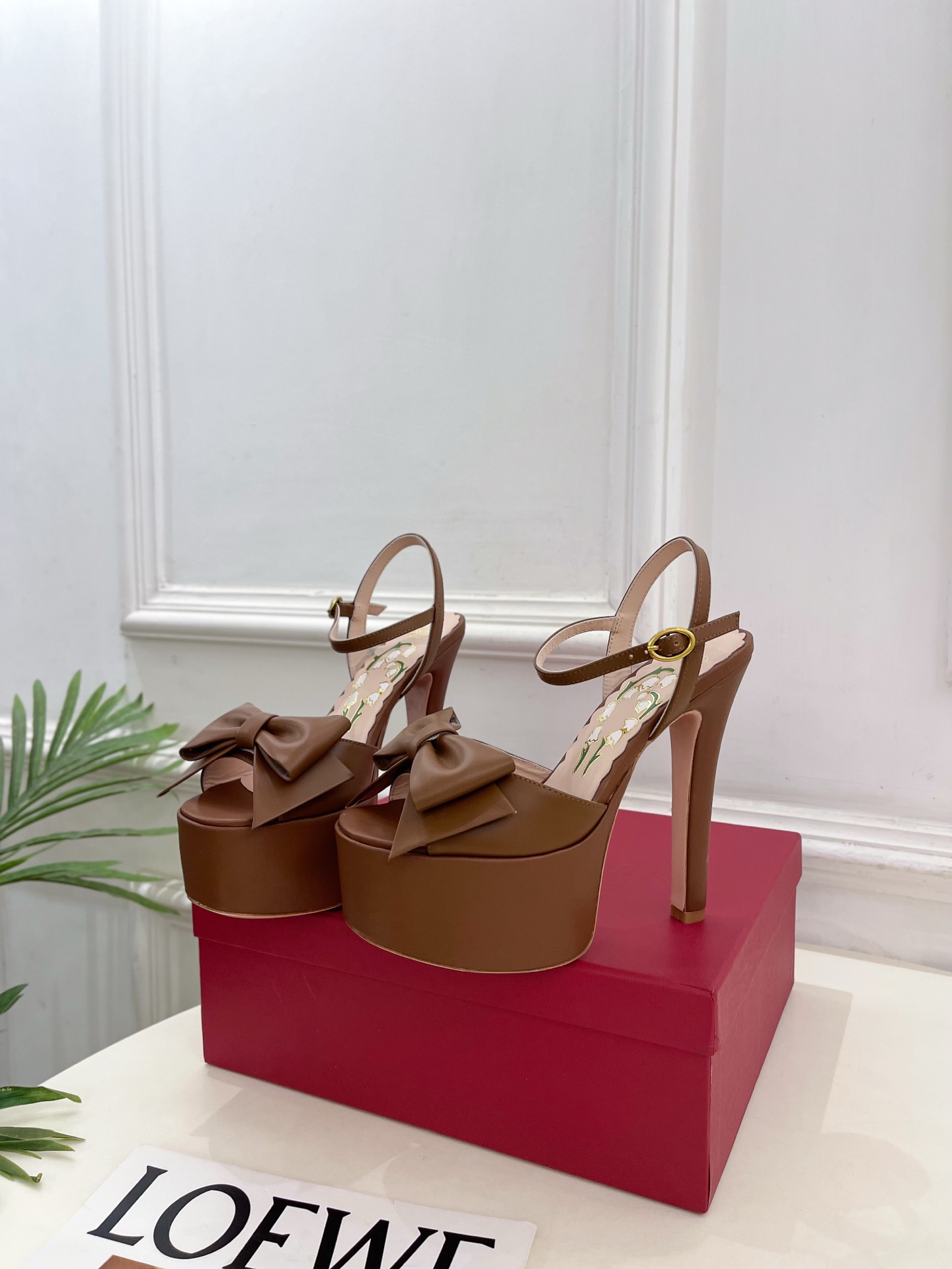 Valentino 华伦天奴 26𝐬𝐬 2026春夏新品 VT蝴蝶结防水台高跟凉鞋 上新☑️ ———————————— Valentino 华伦天奴 26𝐬𝐬 2026春夏新品 VT蝴蝶结防水台高跟凉鞋 上新☑️ ————————————