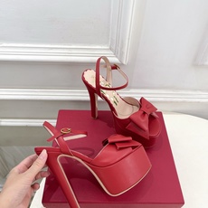 Valentino 华伦天奴 26𝐬𝐬 2026春夏新品 VT蝴蝶结防水台高跟凉鞋 上新☑️ ———————————— Valentino 华伦天奴 26𝐬𝐬 2026春夏新品 VT蝴蝶结防水台高跟凉鞋 上新☑️ ————————————