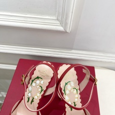 Valentino 华伦天奴 26𝐬𝐬 2026春夏新品 VT蝴蝶结防水台高跟凉鞋 上新☑️ ———————————— Valentino 华伦天奴 26𝐬𝐬 2026春夏新品 VT蝴蝶结防水台高跟凉鞋 上新☑️ ————————————