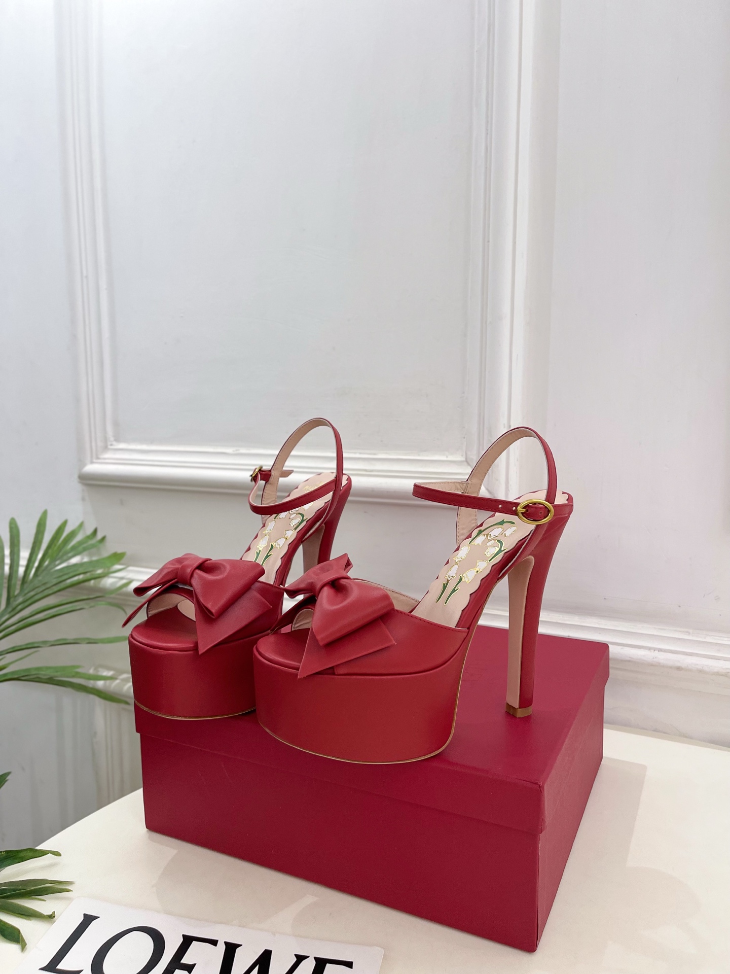 Valentino 华伦天奴 26𝐬𝐬 2026春夏新品 VT蝴蝶结防水台高跟凉鞋 上新☑️ ———————————— Valentino 华伦天奴 26𝐬𝐬 2026春夏新品 VT蝴蝶结防水台高跟凉鞋 上新☑️ ————————————