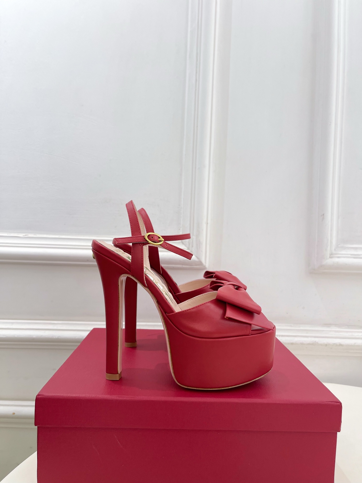 Valentino 华伦天奴 26𝐬𝐬 2026春夏新品 VT蝴蝶结防水台高跟凉鞋 上新☑️ ———————————— Valentino 华伦天奴 26𝐬𝐬 2026春夏新品 VT蝴蝶结防水台高跟凉鞋 上新☑️ ————————————