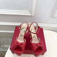Valentino 华伦天奴 26𝐬𝐬 2026春夏新品 VT蝴蝶结防水台高跟凉鞋 上新☑️ ———————————— Valentino 华伦天奴 26𝐬𝐬 2026春夏新品 VT蝴蝶结防水台高跟凉鞋 上新☑️ ————————————