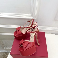 Valentino 华伦天奴 26𝐬𝐬 2026春夏新品 VT蝴蝶结防水台高跟凉鞋 上新☑️ ———————————— Valentino 华伦天奴 26𝐬𝐬 2026春夏新品 VT蝴蝶结防水台高跟凉鞋 上新☑️ ————————————