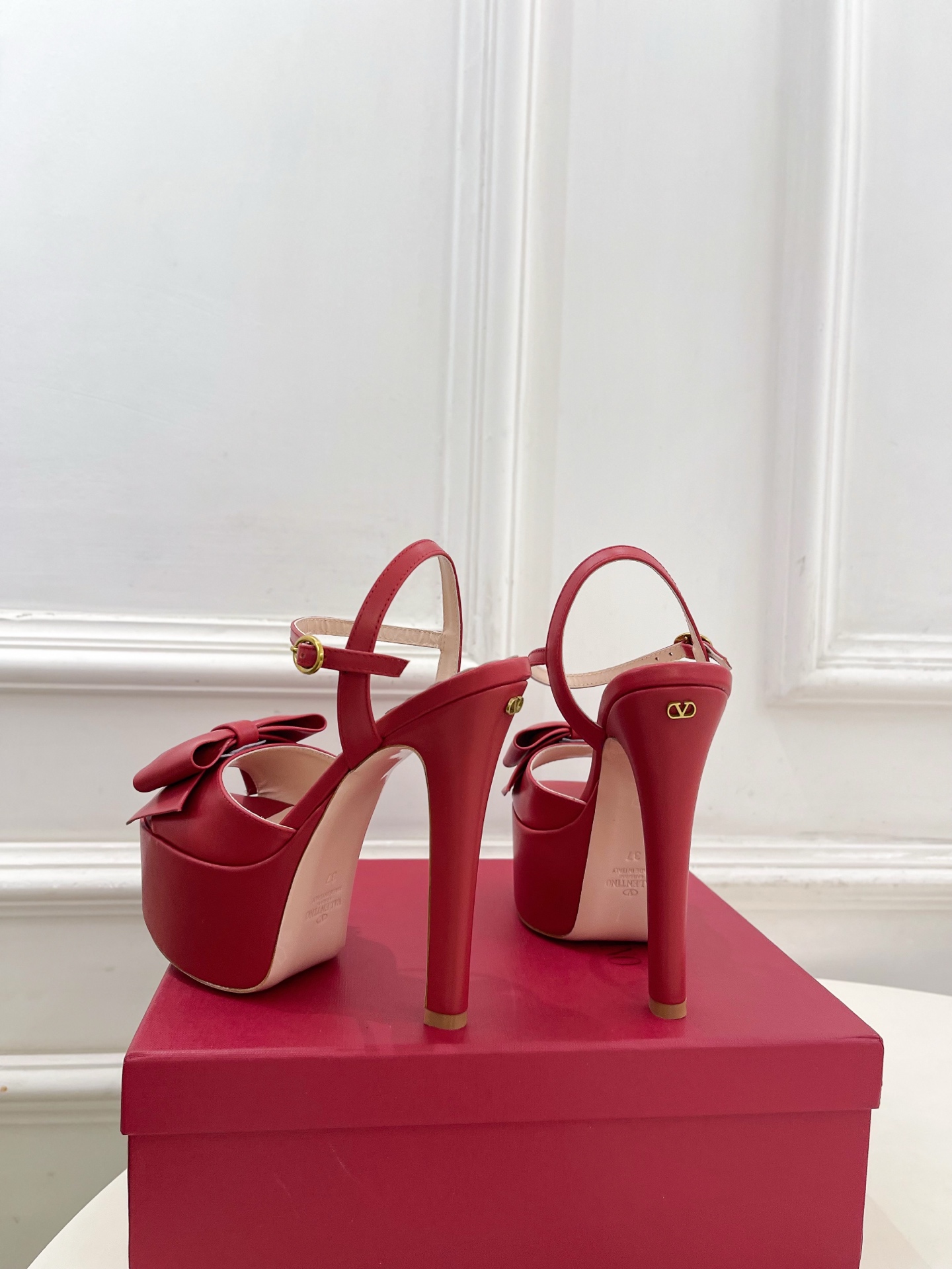 Valentino 华伦天奴 26𝐬𝐬 2026春夏新品 VT蝴蝶结防水台高跟凉鞋 上新☑️ ———————————— Valentino 华伦天奴 26𝐬𝐬 2026春夏新品 VT蝴蝶结防水台高跟凉鞋 上新☑️ ————————————