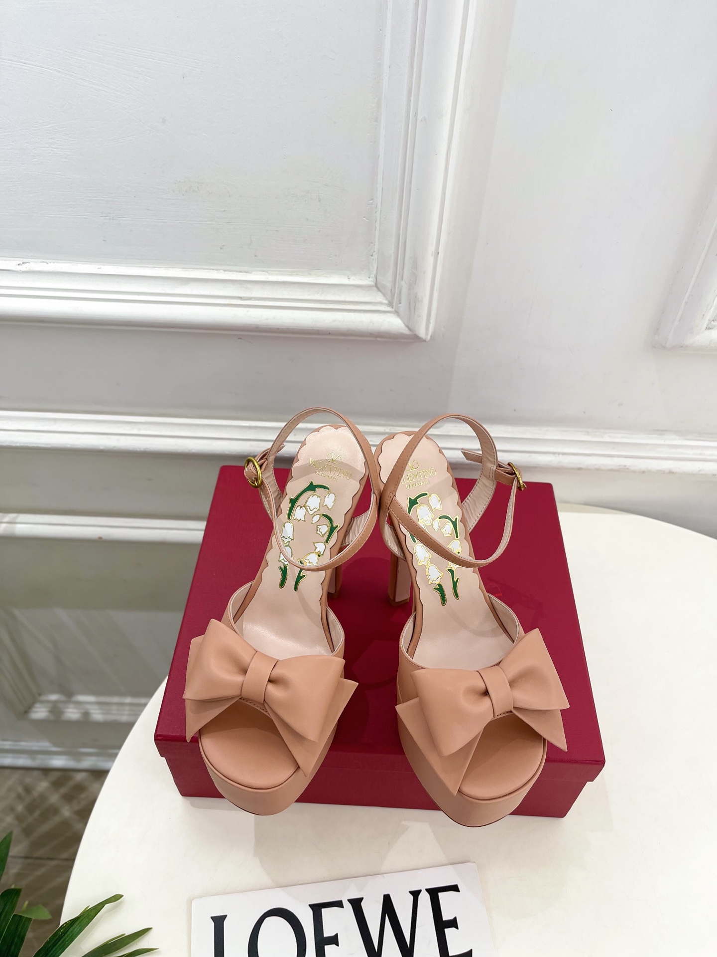 Valentino 华伦天奴 26𝐬𝐬 2026春夏新品 VT蝴蝶结防水台高跟凉鞋 上新☑️ ———————————— Valentino 华伦天奴 26𝐬𝐬 2026春夏新品 VT蝴蝶结防水台高跟凉鞋 上新☑️ ————————————